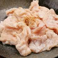 先代が創業した塩焼肉専門店時代から何一つ変えていない豚ホルモン。北海道ではよく使われている大腸ではなく、直腸の部分を使用。クセがなく、上品な味のよさが変わらぬ人気を保っています。