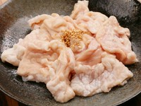 先代が創業した塩焼肉専門店時代から何一つ変えていない豚ホルモン。北海道ではよく使われている大腸ではなく、直腸の部分を使用。クセがなく、上品な味のよさが変わらぬ人気を保っています。