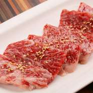 ※数量限定。カルビに隣接する横隔膜。カルビよりあっさり。
赤身とサシのバランスが絶妙で、通常のハラミの概念をくつがえす美味しさ。「コスト度外視で出す看板メニューだから」とは店主の言。