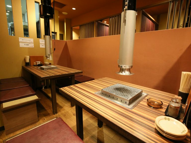 飾り気もなくシンプルな店内。各テーブルとも排煙はバッチリ！