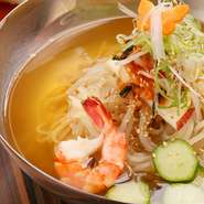 焼肉をお腹いっぱい食べたあとでも、『冷麺』は別腹。でも、その〆がイマイチではその日の焼肉の食事は台無し。【とらじ】ではきっちり美味しいハッピーエンドでまとめます。