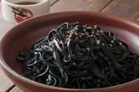 土佐備長炭を練り込んだ麺となっております。