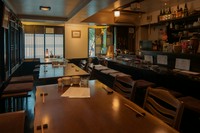 席数はカウンター8席、テーブル席3席の最大25席です。「仕事帰りに一人でも立ち寄れるように」と店内は黒を基調とした落ち着いた空間を演出しています。ゆったりと大人の時間をお過ごしください。