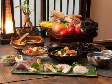 忘新年会など各種ご宴会に最適なコース(飲み放題付)もございます。(お一人様 6000円(税込)から)