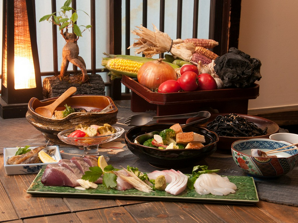 旬の魚介を含むお料理と、2時間飲み放題がついたご宴会コースとなっております。