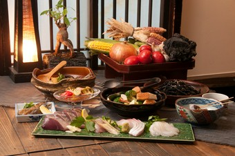 旬の魚介を含むお料理と、2時間飲み放題がついたご宴会コースとなっております。