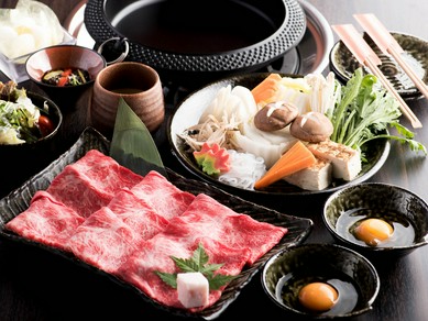 佐賀牛と鹿児島牛をシンプルにいただける極上の贅沢『すき鍋』