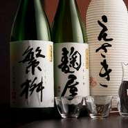 全国各地から日本酒を仕入れつつ、九州の地酒も多く扱っている【なべや　えさき】。スッキリとした口当たりの日本酒は、牛肉の甘みを引き立ててくれます。福岡県八女が蔵元の『繁桝』は、試してほしい一品です。