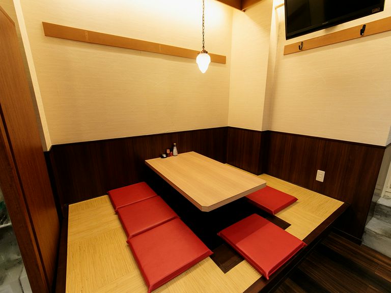 女子会に人気の掘りごたつで、美味しい料理とお酒を堪能