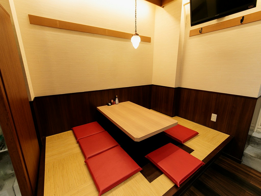 女子会に人気の掘りごたつで、美味しい料理とお酒を堪能