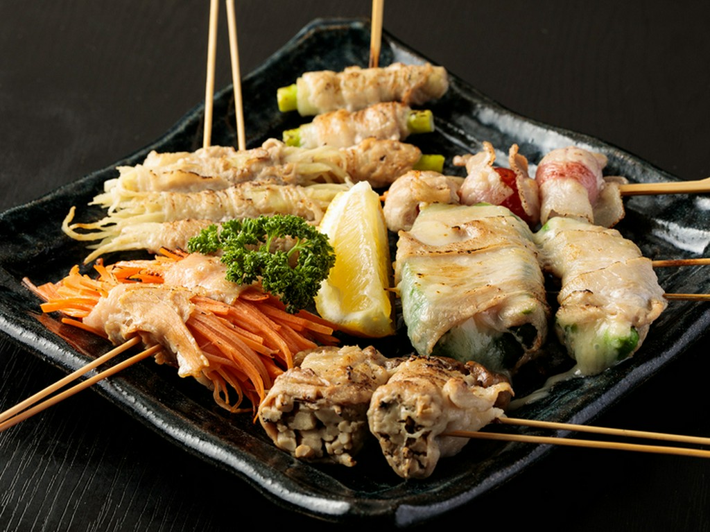 様々な味わいを楽しめる、魅惑の一皿『野菜巻き盛り合わせ　5本』