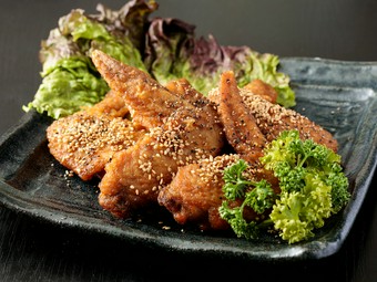 秘伝のタレがやみつきになる味わい『英流秘伝手羽先唐揚げ（塩・たれ）　5本』