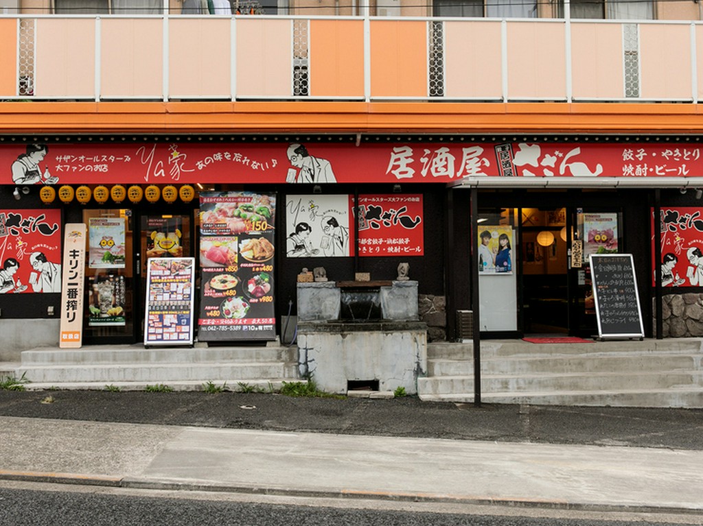 赤い看板が目を引く、焼き鳥居酒屋