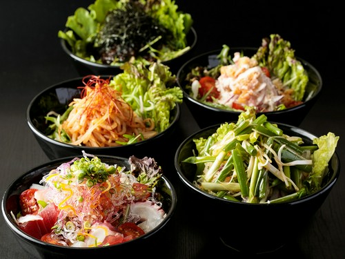 鶏料理と相性の良いサラダも多彩