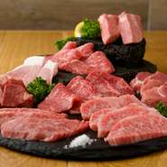 A5ランク黒毛和牛などお店自慢の稀少部位の味わいを最大限に引き出す、富士山の溶岩プレート。230℃の低温調理＆遠赤外線効果で、旨味をこわさず焦げや煙を出さずに、ふっくら柔らかな食感が楽しめます。