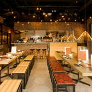 大きく取った窓からの景色が、明るくカジュアルな昼の雰囲気やおしゃれで落ち着いた夜の雰囲気を盛り上げます。女子会だけでなく男子会にも好評なのはおいしい焼き肉ならでは。夜景の見える個室も完備しています。