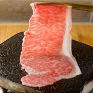 溶岩プレートの魔法、それは肉そのものが持つ旨み成分やジューシーな水分を逃さず焼き上げ鉄板とも炭火焼とも違う新食感を生み出したこと。稀少部位が持つそれぞれの味わいをじっくり確かめながらいただけます。