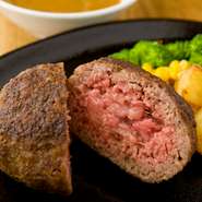 プロも絶賛する味の秘密は、お店でさばいた新鮮なお肉を2度挽きしてごく少量のつなぎで旨味を閉じ込めた調理法にあります。赤ワインでじっくり煮込んだ淡路島産の玉葱の自家製オニオンソースがいい仕事してます。