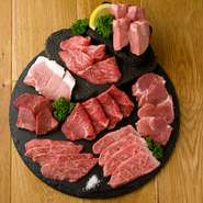 目にもおいしい、本日の厳選部位を溶岩焼きでじっくりぜいたくにいただくお肉の盛り合わせ。肉焼き職人といえるシェフがていねいに焼き上げます。内容は5種と8種があるから、お腹と気分で選んでください。