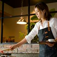 いいお肉をいい状態で召し上がっていただくために、できる限り、お客様に呼ばれる前に気づいてさしあげたいと思っています。秒単位で変わるおいしいお肉の焼き加減はタイミングが命。サービスもそうありたいですね。