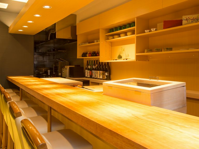 カウンター席に座り、一人でゆったりと鮨を味わう贅沢な時間