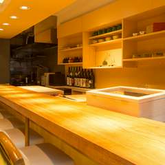 カウンター席に座り、一人でゆったりと鮨を味わう贅沢な時間