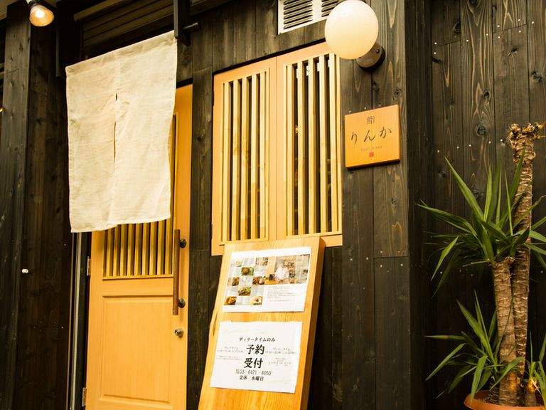 木がふんだんに使われ、温かみを感じさせる外観