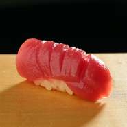 【鮨　りんか】の出店に合わせて調合されたというこだわりの「超熟成赤酢」で、美味しいシャリを体感。シャリ自体も米・ネタの味を引き立てるようにつくられております。