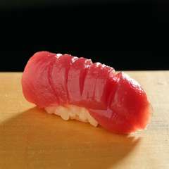 シャリにもこだわり、特別に調合された「超熟成赤酢」を使用