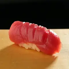 シャリにもこだわり、特別に調合された「超熟成赤酢」を使用