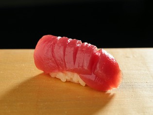 シャリにもこだわり、特別に調合された「超熟成赤酢」を使用