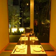 店内には中庭を眺められる個室も				