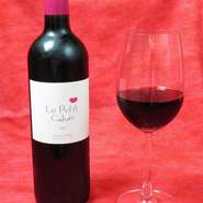 ワインは赤・白を揃えていて、「ダークホース」をはじめ馬肉に合うものをチョイスしています。日本酒の品揃えも多く、通によろこんでもらえそうなものをラインナップしています。				