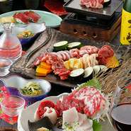 熊本の郷土料理はもちろん、オーナー独自の仕入れる馬肉は厳選された素材ばかり。完全個室空間は大切な方とのお食事・接待にもぴったりです。