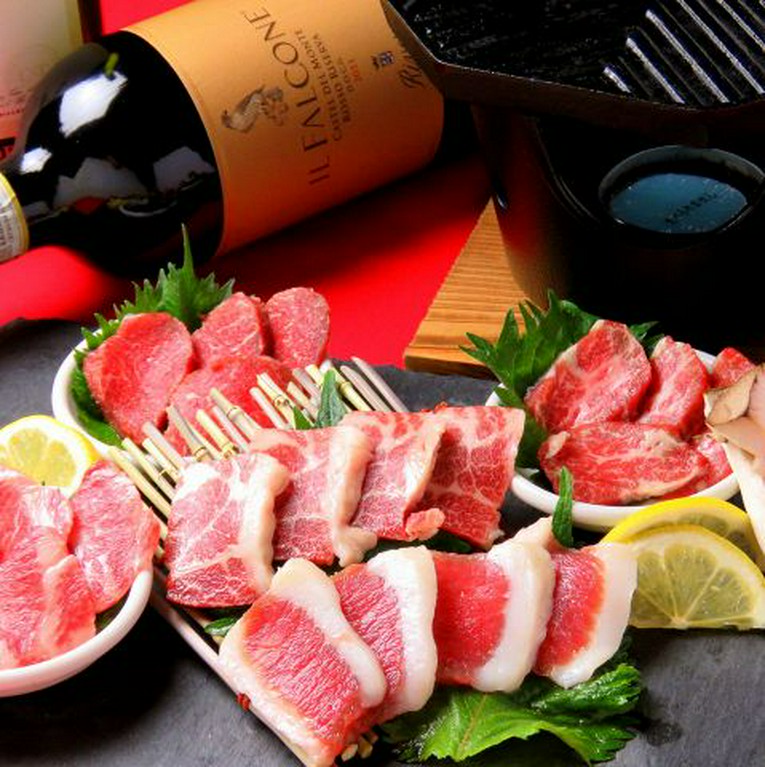 馬の希少部位が食べられる『石焼き4種盛り』