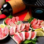 豪快に石焼きで馬肉が味わえる『石焼き4種盛り』。サシが入った「三角バラ」、歯ごたえが楽しめる「フタエゴ」、噛むほどに甘みが染み出る「ヒモ」、コリコリした食感の「心臓」と、希少部位を含む肉が楽しめます。