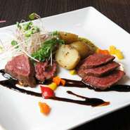 赤身のなかでも高級な部位である「ロース」。肉質はとても柔らかく、牛肉とは違った甘みと旨みがあるのが特徴です。こちらではレアに焼き上げるので、肉々しいワイルドな風味が味わえます。				