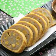 注文が通ってから揚げるので、熱々でほくほくの食感が楽しめます。こちらの『辛子レンコン』はなんといっても辛みが強いのが特徴。ツーンとくる味はクセになると、多くのファンから支持されている一品です。				