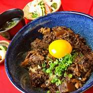 小鉢・サラダ・馬すじ丼・吸い物・香の物（※+110円でコーヒー付き）