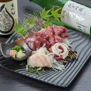 『馬刺し盛り合わせ』は「霜降り赤身」「フタエゴ」「三角バラ」「血管」「レバー」「タテガミ」が味わえます。特にレバーは臭みが少ないうえ、甘みと歯ごたえがあって格別。馬肉ならではの味をお楽しみください。