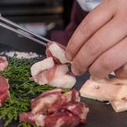 馬肉専門店の当店では、鮮度のいい馬肉にこだわって仕入れています。定番の部位から、滅多に味わうことのできない希少部位まで、さまざまな料理を提供することで、馬肉のおいしさを感じてもらえたらと思います。				