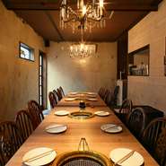 シャンデリアが豪華な雰囲気を醸し出している個室には、長テーブルが置かれており、団体やグループでの利用に対応しています。