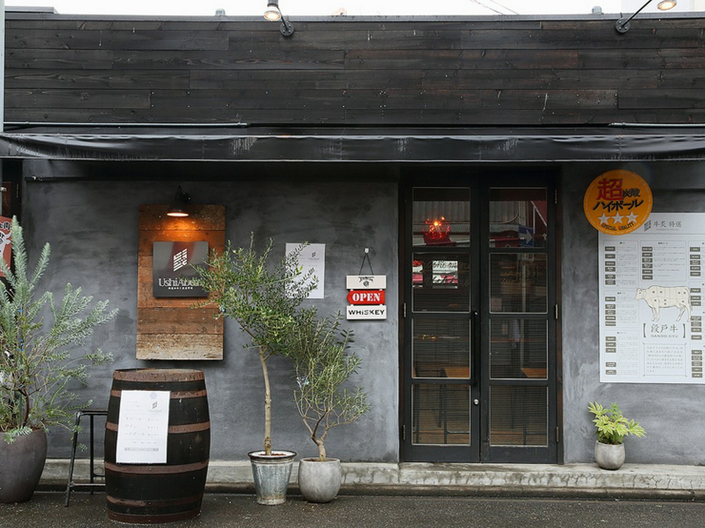 焼肉店とは思えないようなクールでオシャレな外観