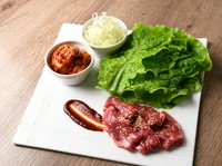 焼いた段戸牛バラ肉にコチジャン、薬味と、サンチュで包んでお召し上がりください。