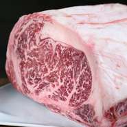 やわらかく甘みがあり、ジューシーな霜降りが多く、牛肉の中で最高級の肉をロゼ色に仕上げました。他ではなかなか食べることの出来ない、ユッケ感覚で焼かずにこのまま召し上がれます。