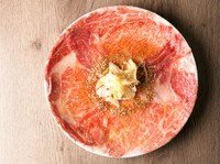 やわらかく甘みがあり、ジューシーな霜降りが多く、牛肉の中で最高の肉をロゼ色に仕上げました。Sサイズ：1,408円