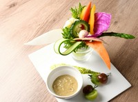 いろいろな産直野菜をスティックで。ソースにディップしてお召し上がりください。