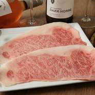 薄切りの三河牛をサッと炙る焼きしゃぶ。肉の風味が口の中で爽やかに広がり、いくらでも食べてしまいそう。