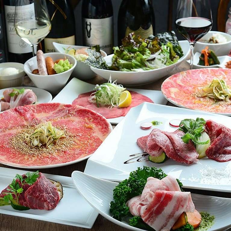 こちらは、新感覚ユッケ「レアロゼ」を、愛知が誇る段戸牛と鳳来牛のサーロインでご用意した食べ比べコース