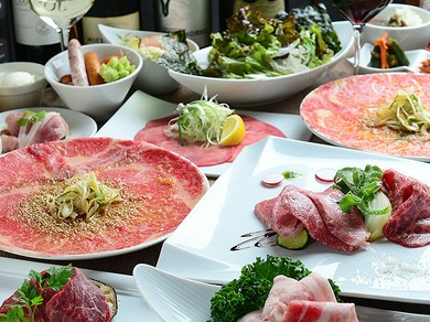 こちらは、新感覚ユッケ「レアロゼ」を、愛知が誇る段戸牛と鳳来牛のサーロインでご用意した食べ比べコース